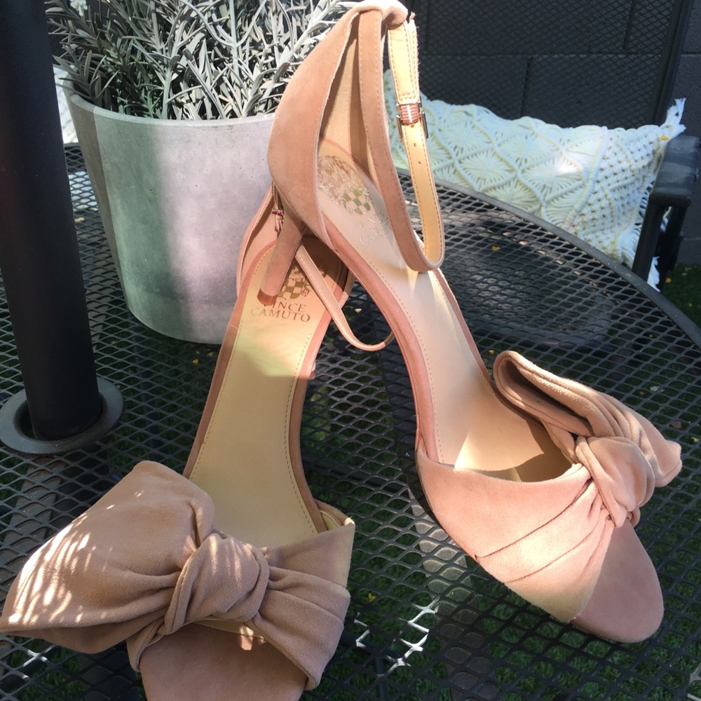 NWT Vince Camuto blush genuine suede heels